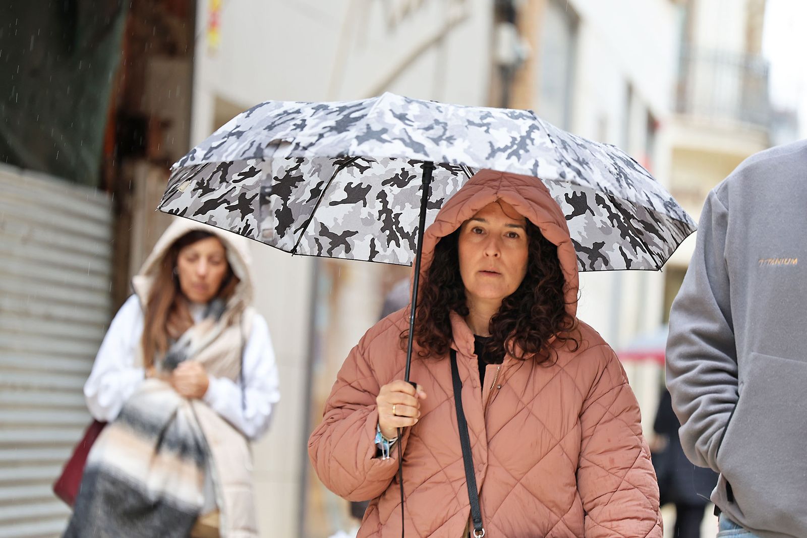 Las calles de la ciudad se inundan de paraguas en la invernal mañana de sábado
