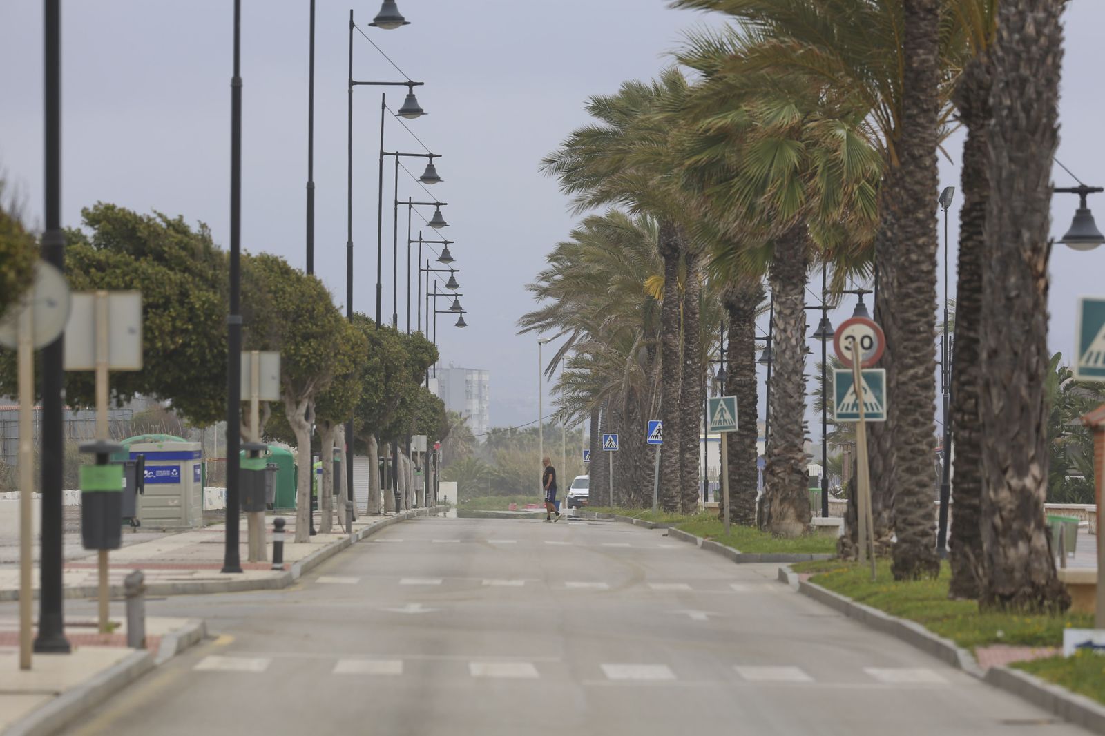 Playas cerradas en Torremolinos, la imagen del coronavirus en Málaga