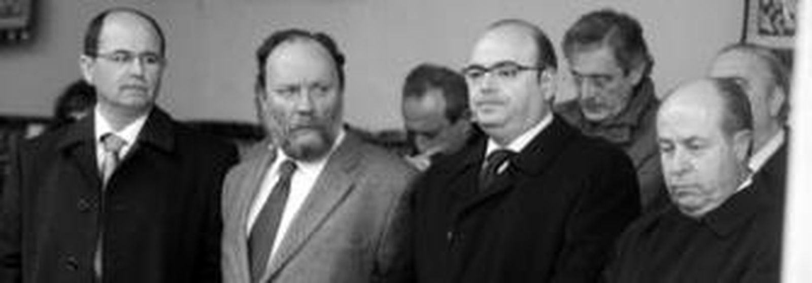 Francisco González Lodeiro, cuyo nombramiento como rector se publicó ayer en el BOJA, asistió a su primer acto oficial, la toma de posesión del general de brigada Mariano Estaun.