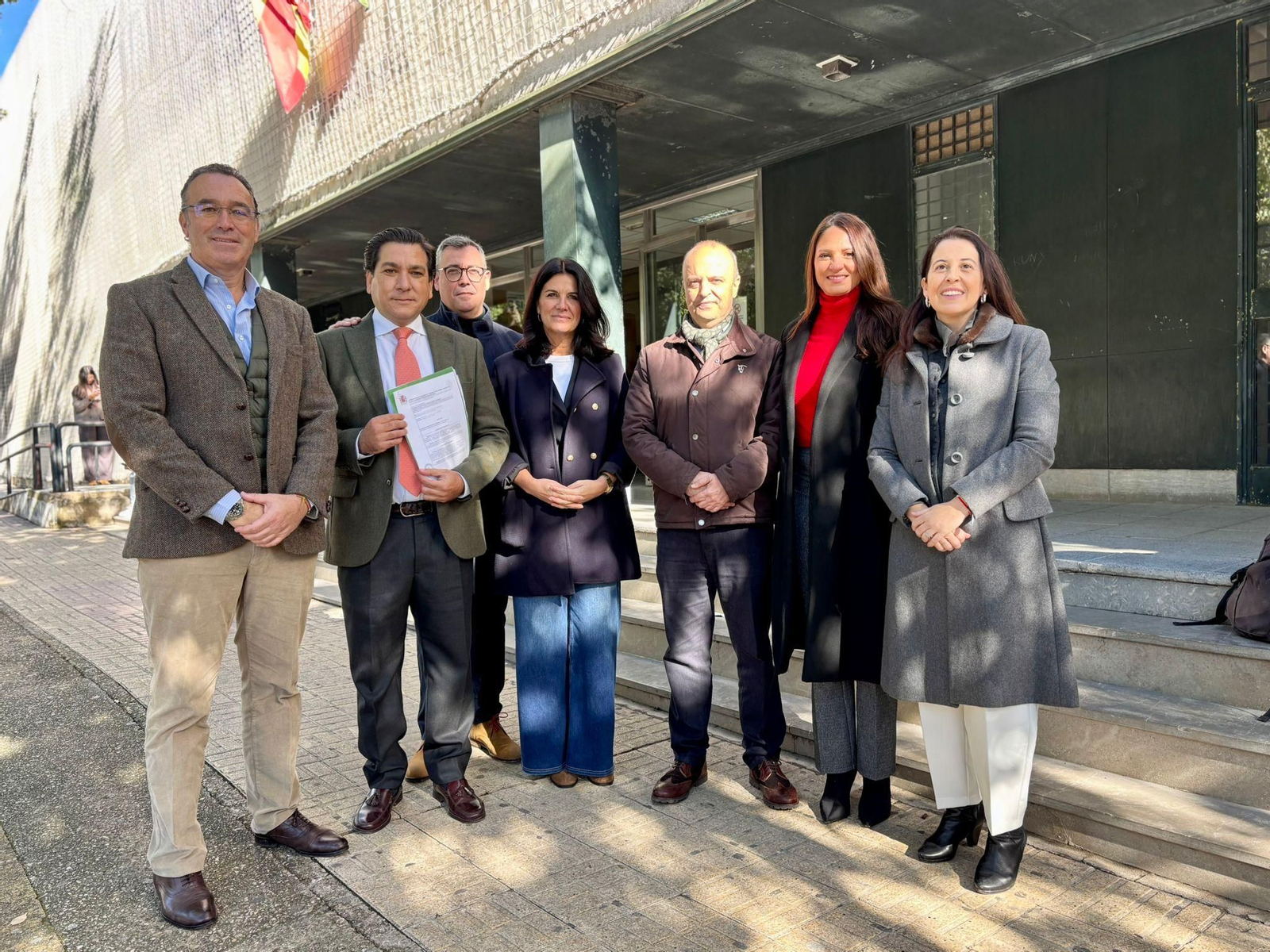 Dirigentes de Vox, en la puerta de los juzgados de García Figueras.