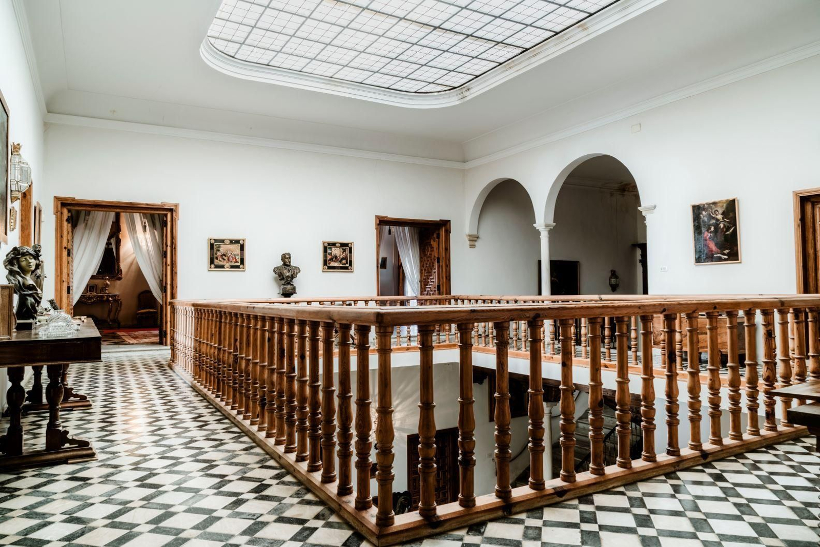 El regidor Francisco Vela de los Cobos mandó construir un palacio cercano al de Vázquez de Molina, que se encuentra en la plaza del mismo nombre.