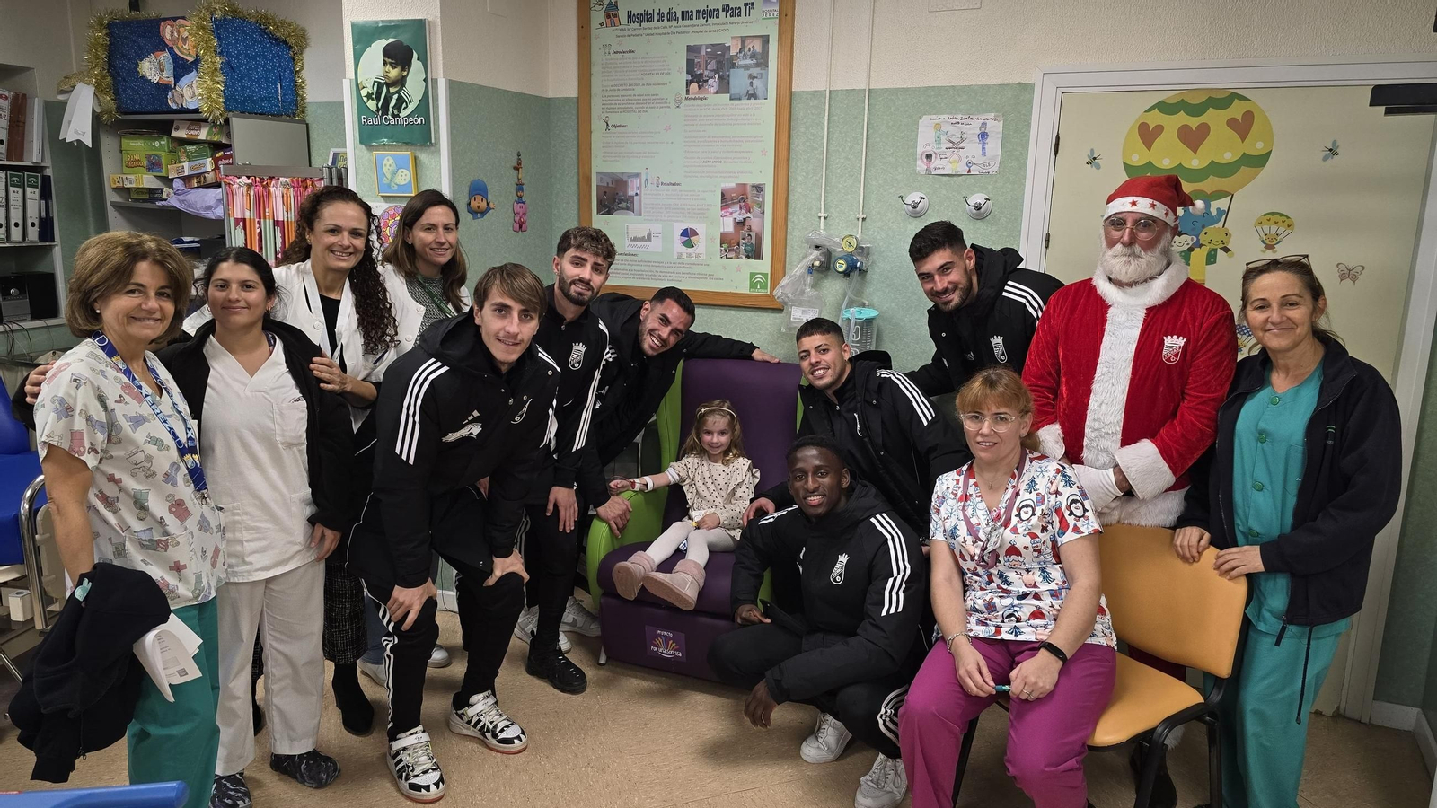 Los jugadores del Xerez CD han visitado a los pequeños ingresados en el Hospital de Jerez. Los jugadores del Xerez CD han visitado a los pequeños ingresados en el Hospital de Jerez.