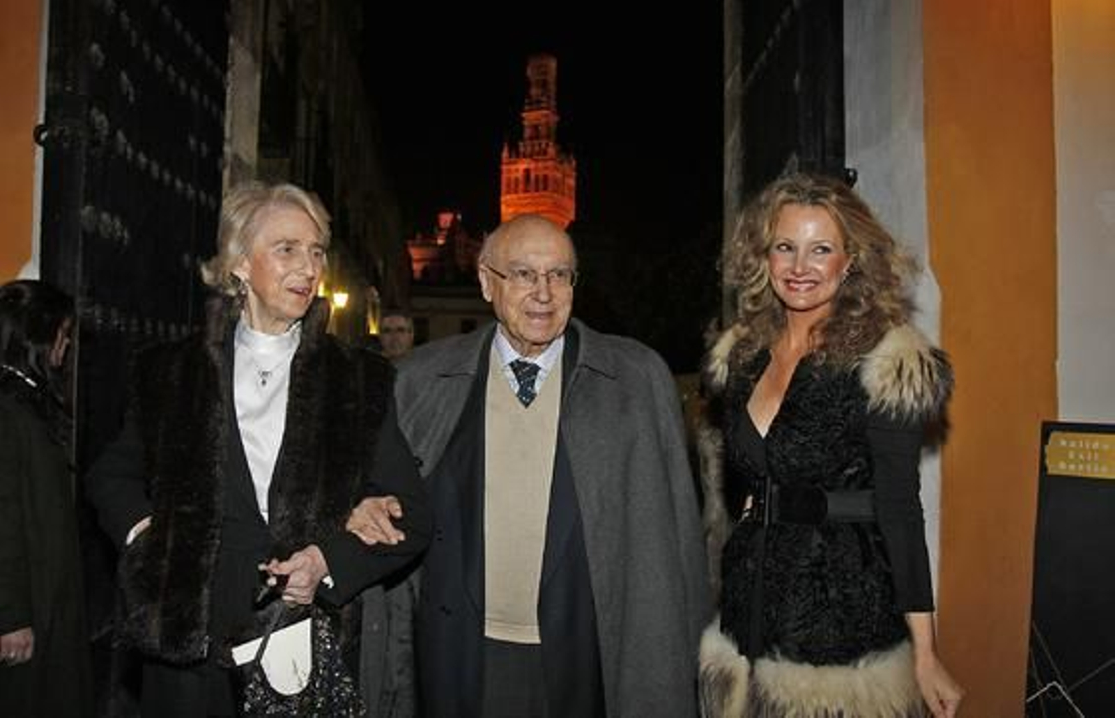 Manuel Clavero entra en el Alcázar del brazo de su mujer, Guadalupe Ternero, junto a Marita Rufino. 

Foto: Antonio Pizarro / Juan Carlos Vázquez / Victoria Hidalgo / Manuel Gómez