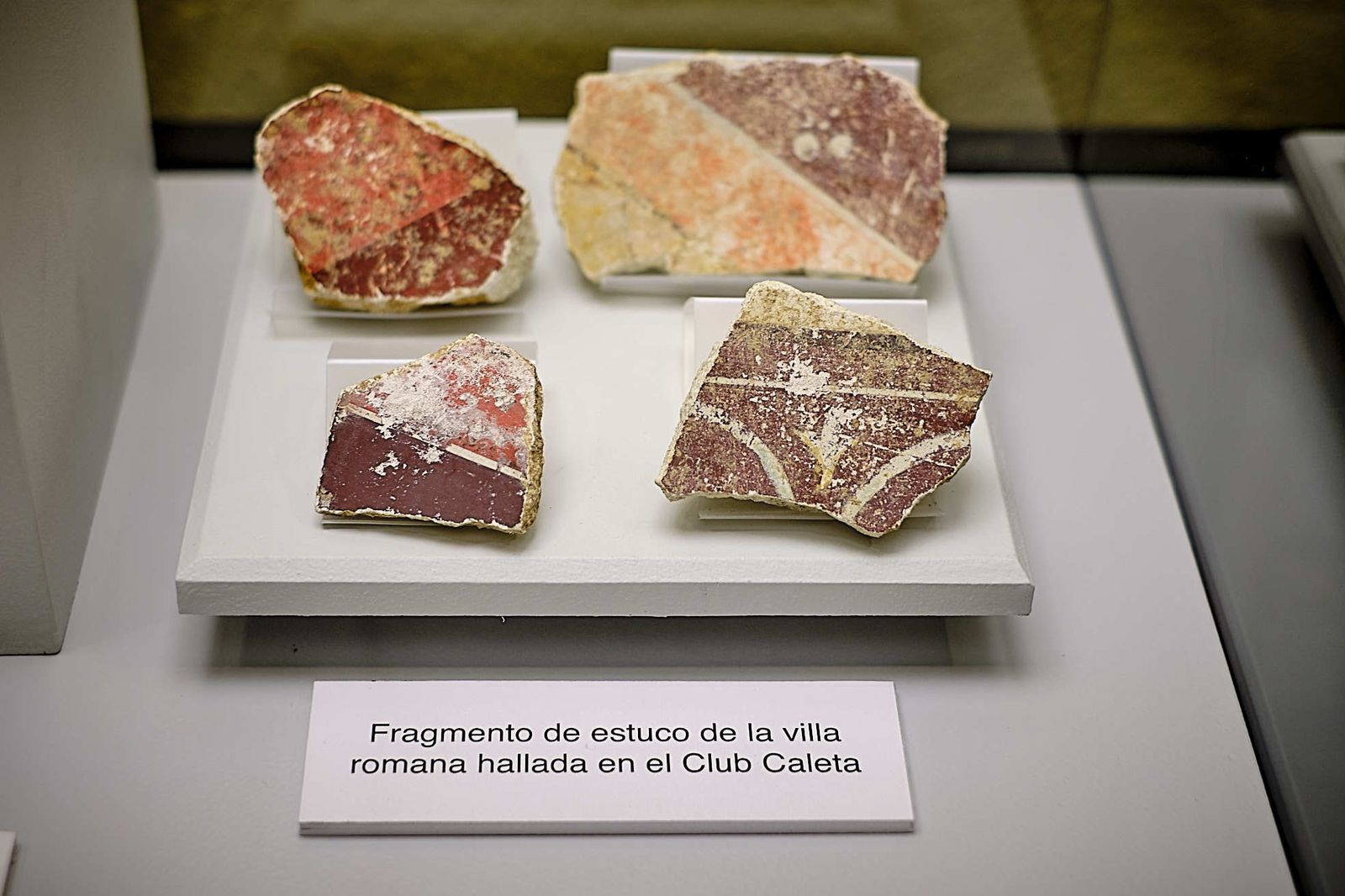 Piezas de ‘Las otras piedras de La Caleta’ , exposición sobre la ocupación paleolítica en Cádiz.