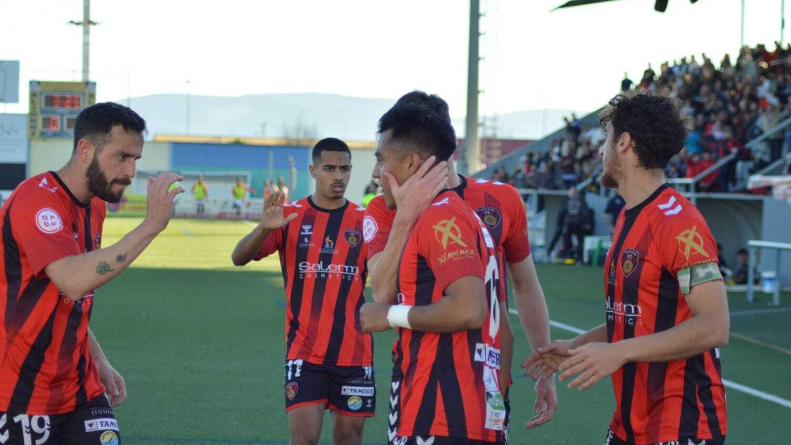 Los jugadores del Salerm celebran un gol en el Polinario.