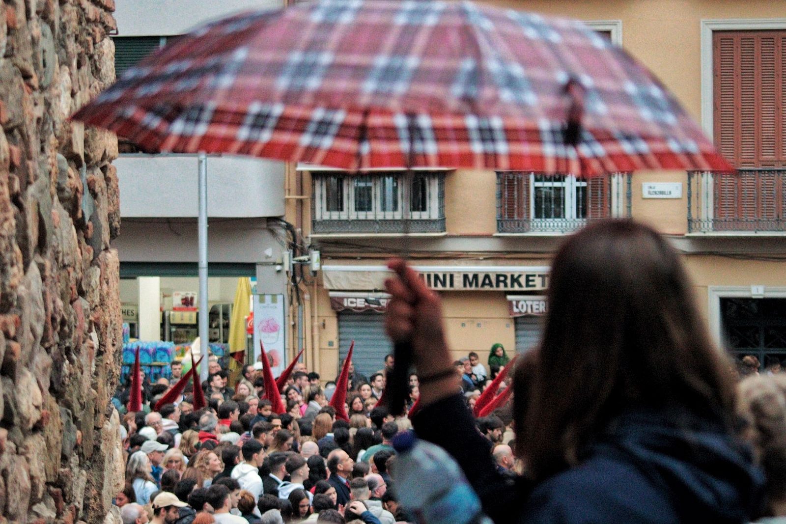 Estudiantes en el Lunes Santo en Málaga, en fotos
