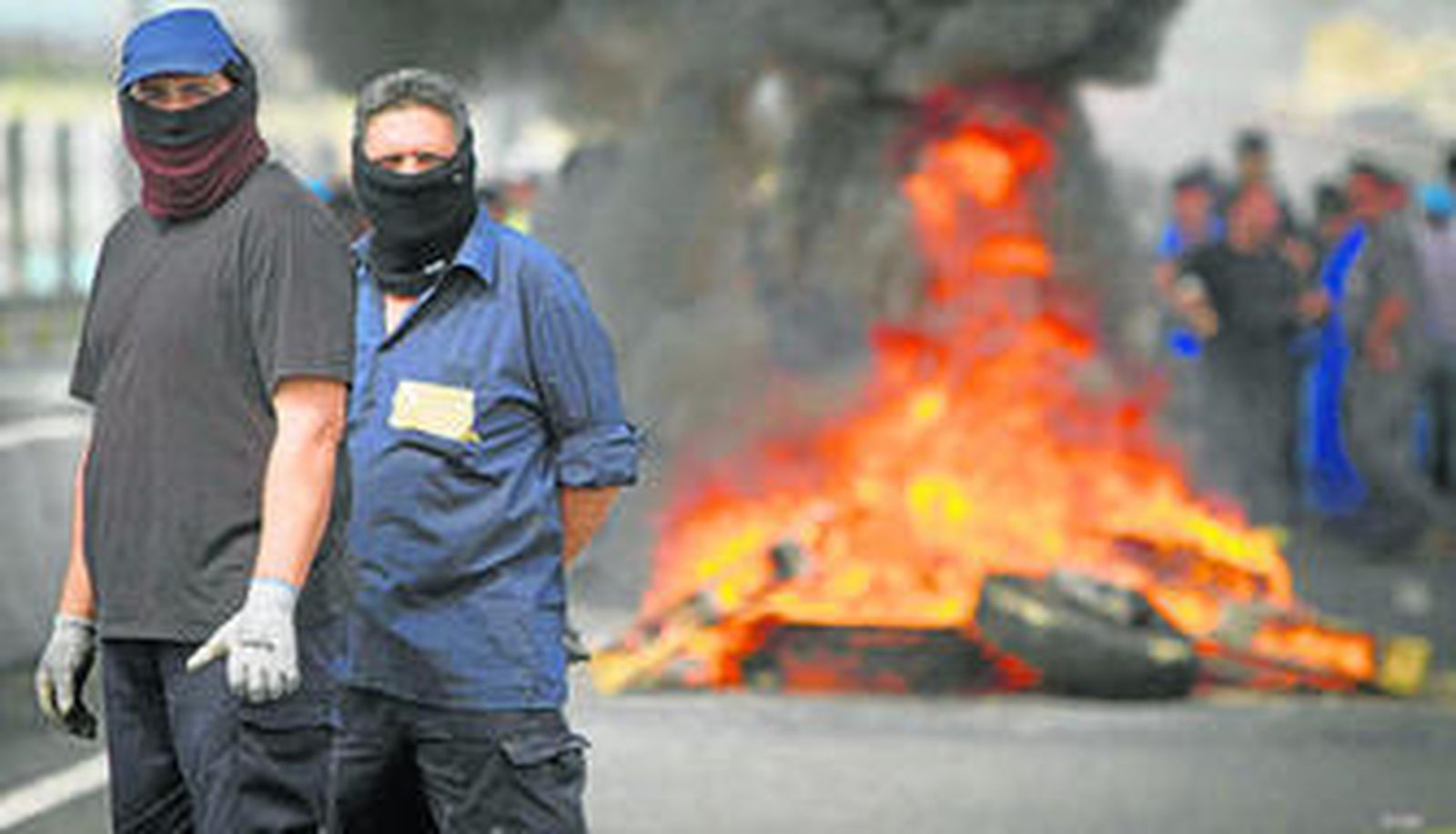 Trabajadores de Navantia Puerto Real, ayer durante las protestas en el puente Carranza de Cádiz.