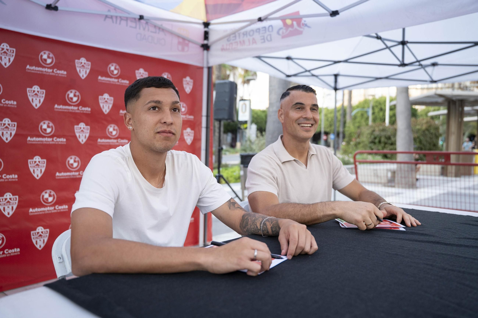 Los jugadores de la UDA Thalys y Andrés firman autógrafos