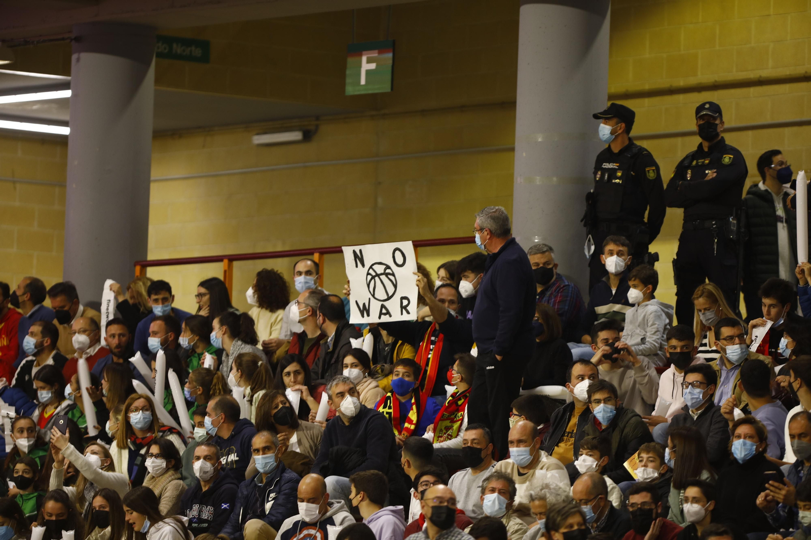 Las imágenes del emotivo encuentro entre España y Ucrania en Córdoba