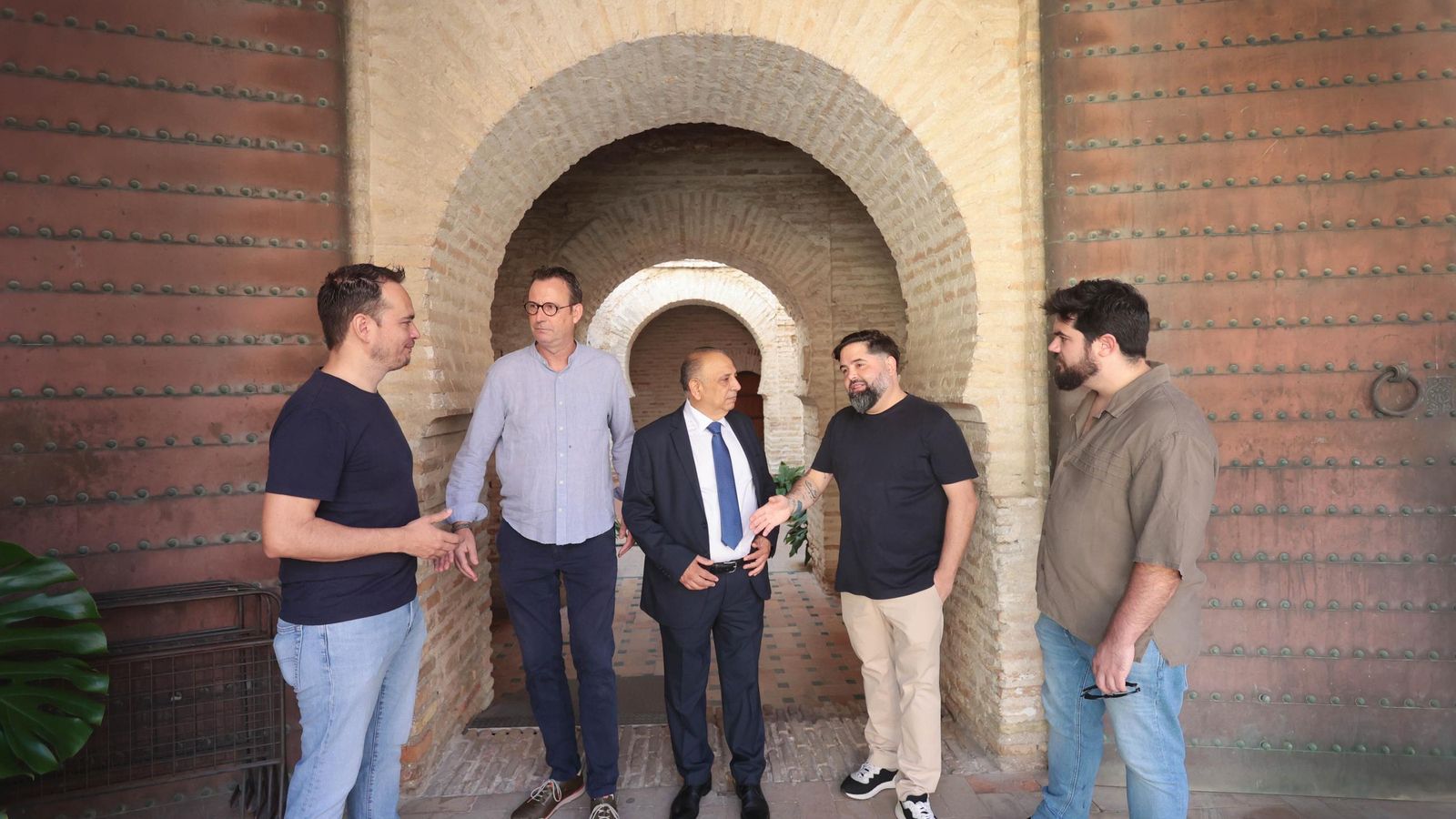 Los protagonistas, frente a la mezquita del Alcázar.