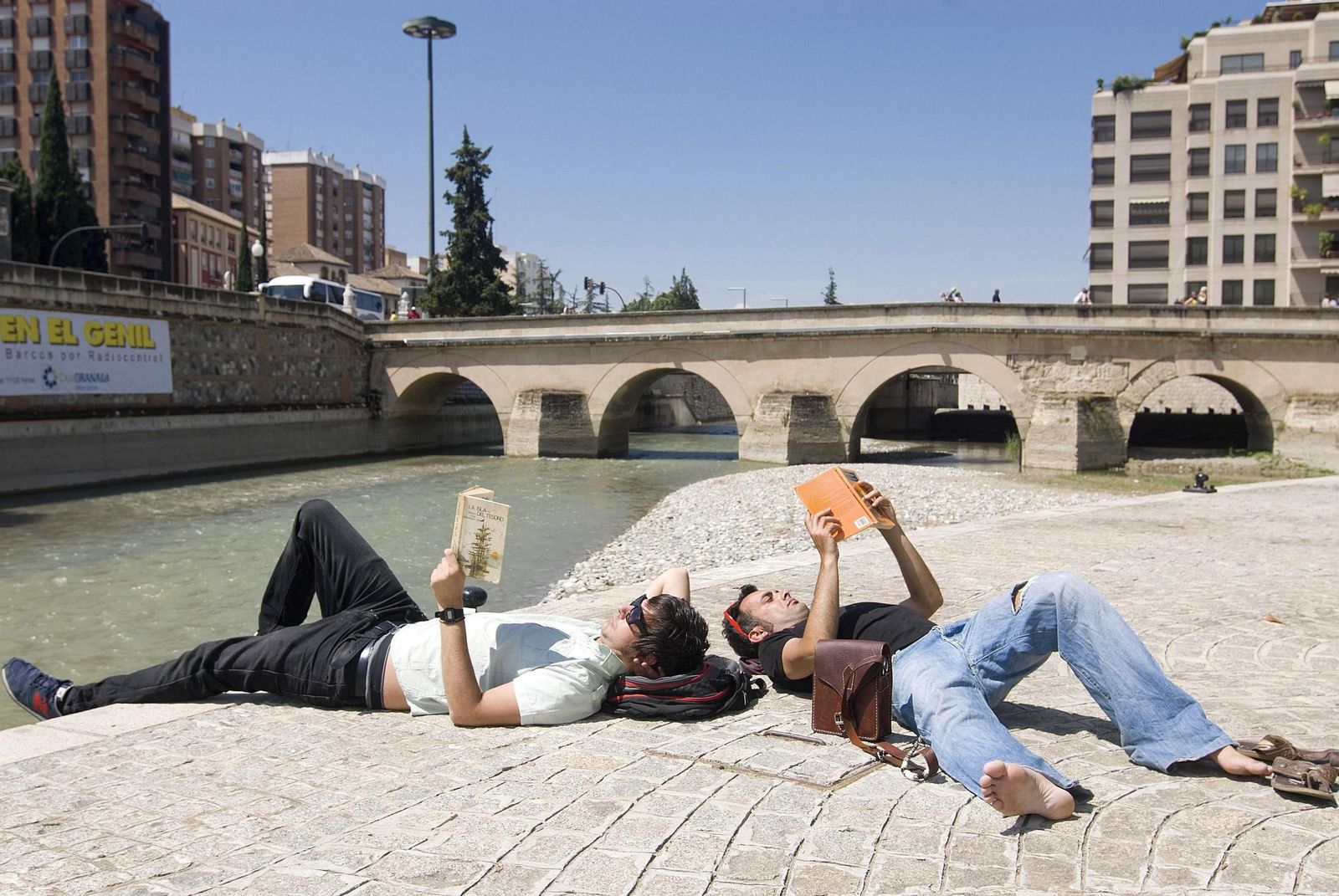El encauzamiento del río Genil ha sido, con los años, la obra más polémica por hormigonar la ribera y los problemas de conservación