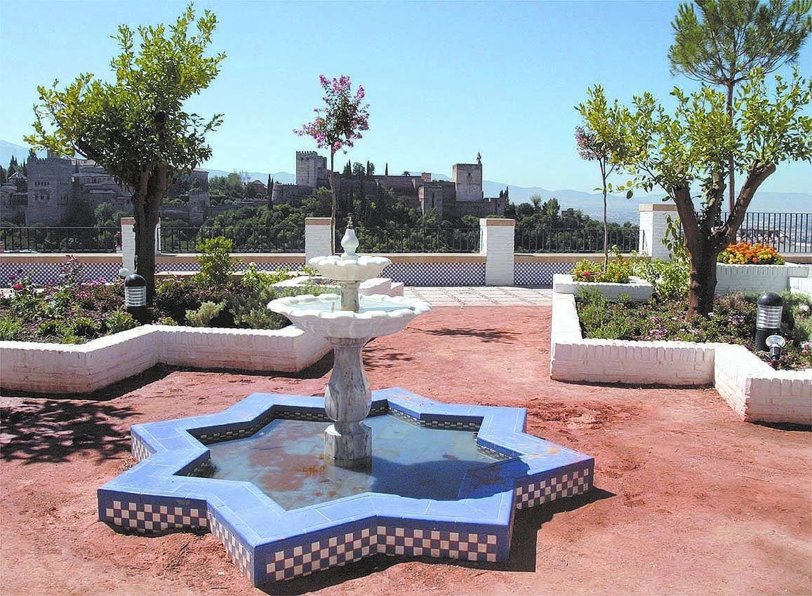 El patio de la Mezquita del Albaicín con vistas a la Alhambra.