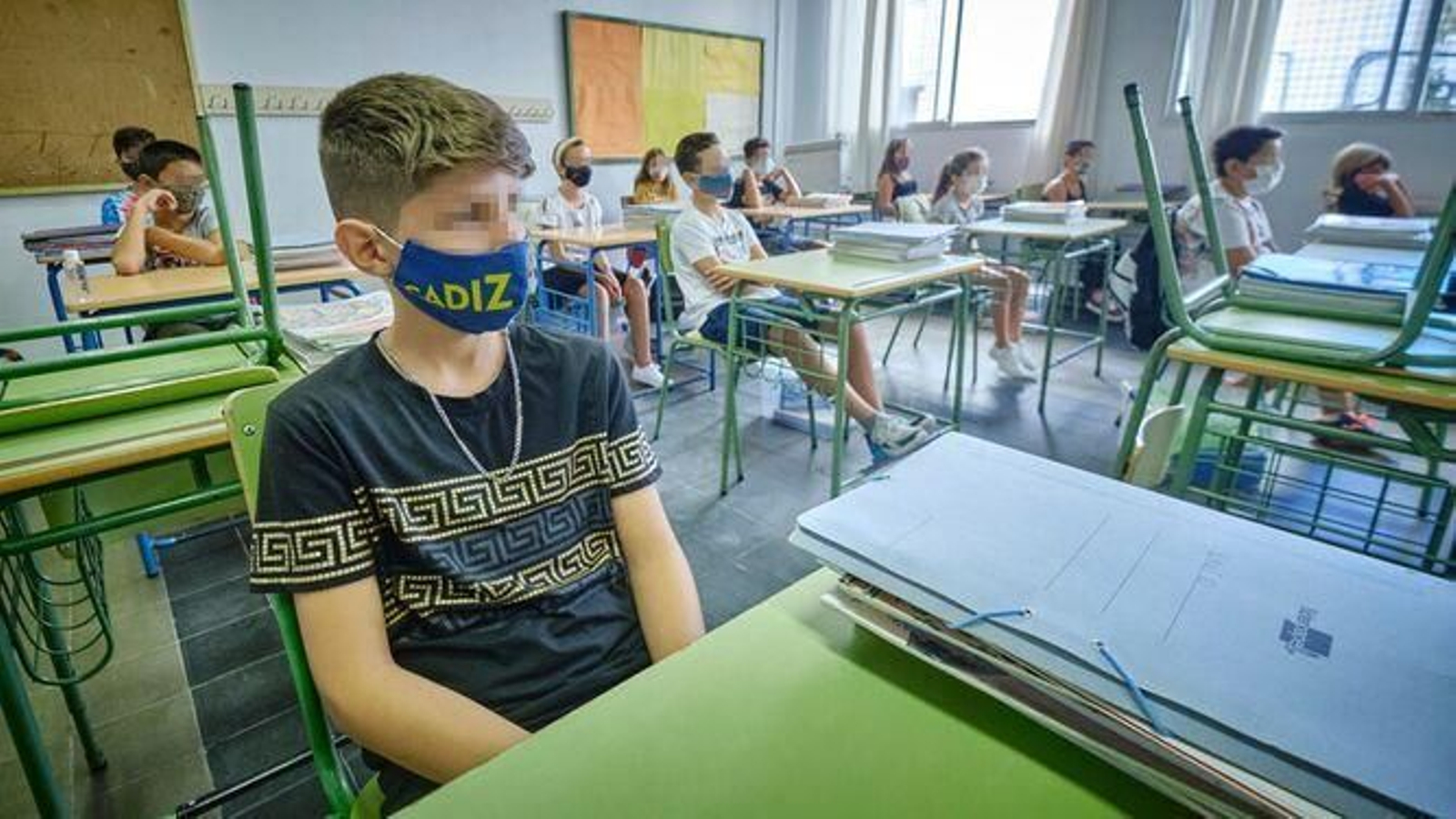 Alumnos con mascarillas en un centro de la capital gaditana.