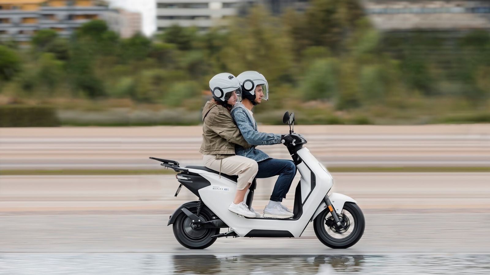 Con el EM1 Honda se estrena en el universo de los scooters eléctricos, un paso hacia el objetivo de que toda su gama de motocicletas sea neutra en carbono durante la década de 2040.