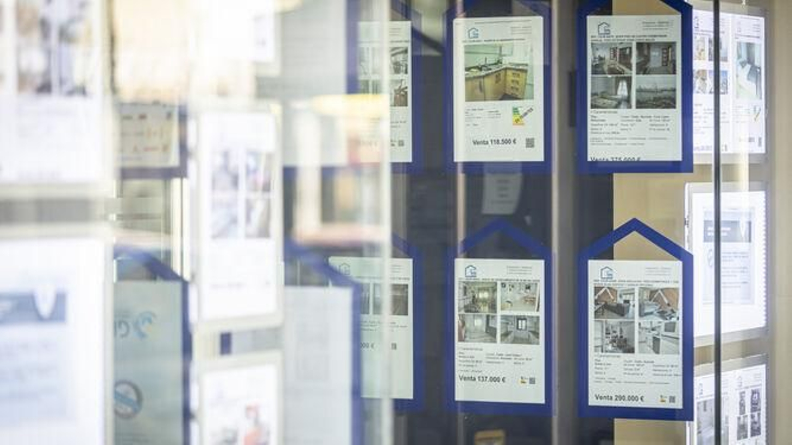 Anuncios en una inmobiliaria de la ciudad.