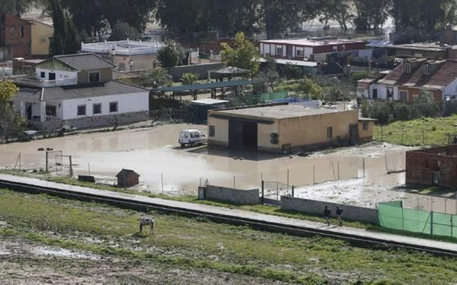 Vista aérea del cauce del río Guadalquivir desbordado a su paso por la zona del aeropuerto, la urbanización Altea y Córdoba. / José Martínez
