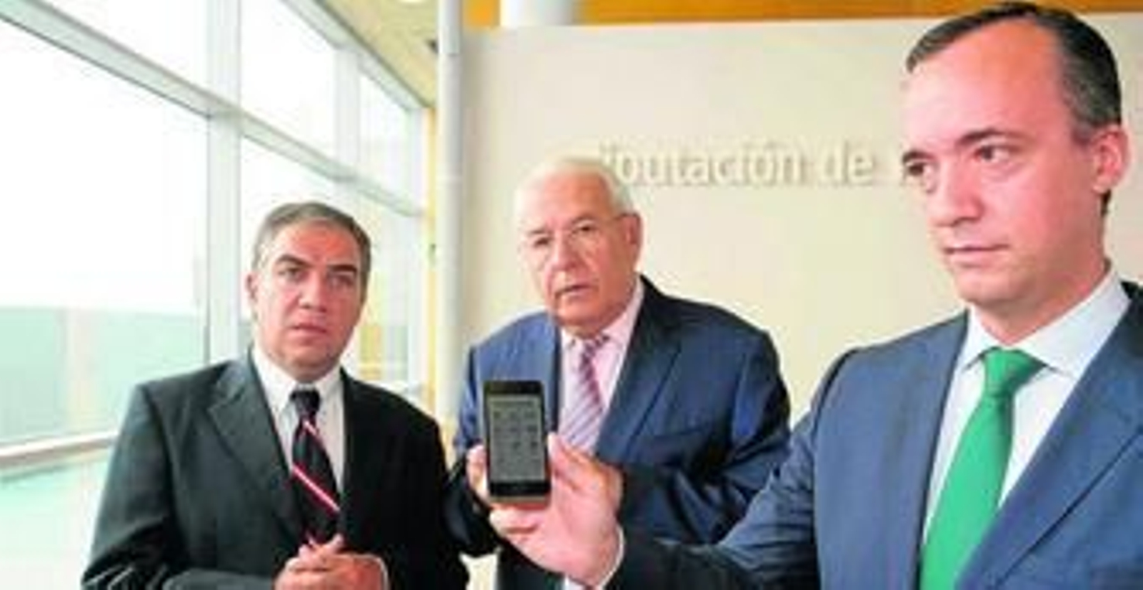 Francisco Martínez (derecha) muestra la aplicación, junto con Elías Bendodo y Jorge Hernández. Francisco Martínez (derecha) muestra la aplicación, junto con Elías Bendodo y Jorge Hernández.