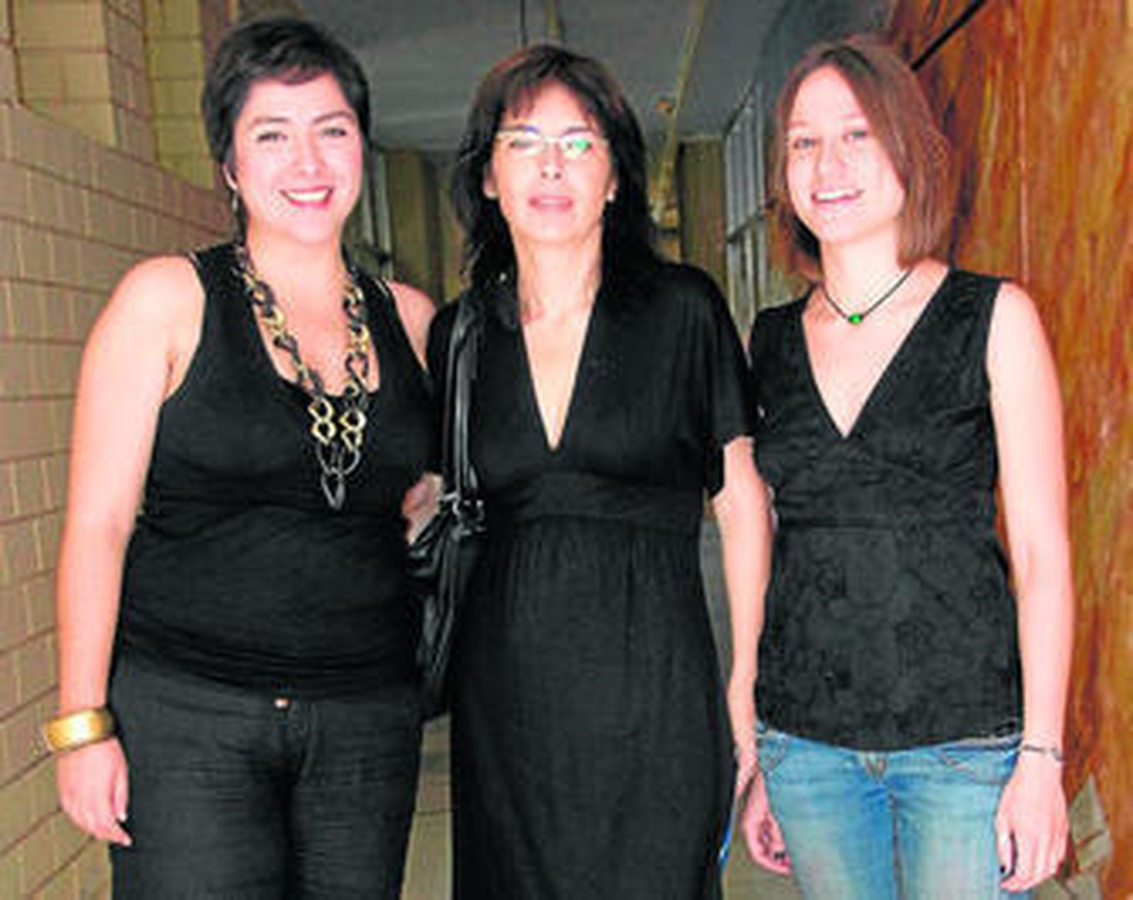 Nayarí García, ganadora del premio de investigación, Inmaculada Fernández Agís y Tania Rey.