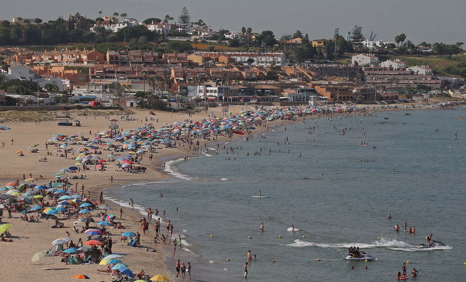 La playa de Getares abarrotada este domingo, en imágenes