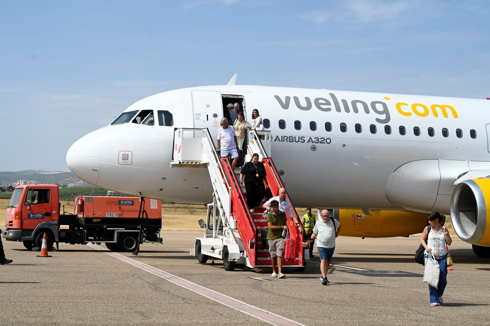 Los pasajeros del primer vuelo de Vueling entre Barcelona y Córdoba descienden del avión.