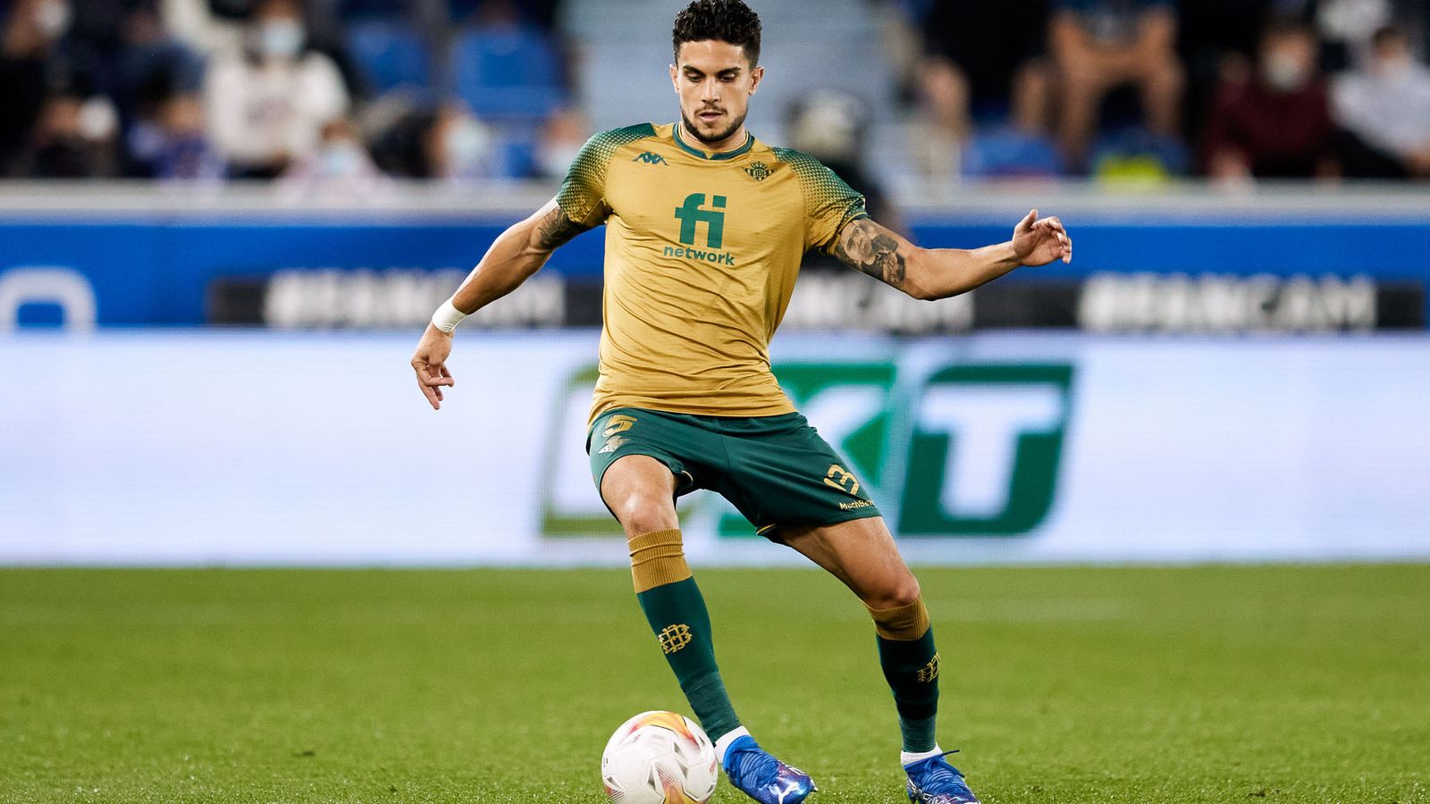 Marc Bartra golpea el balón.