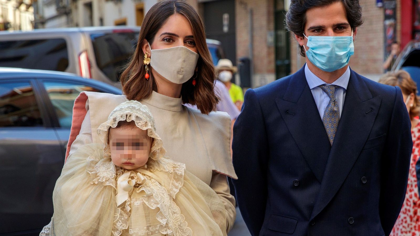 Los duques de Huéscar con su hija Rosario, minutos antes de ser bautizada en Sevilla.