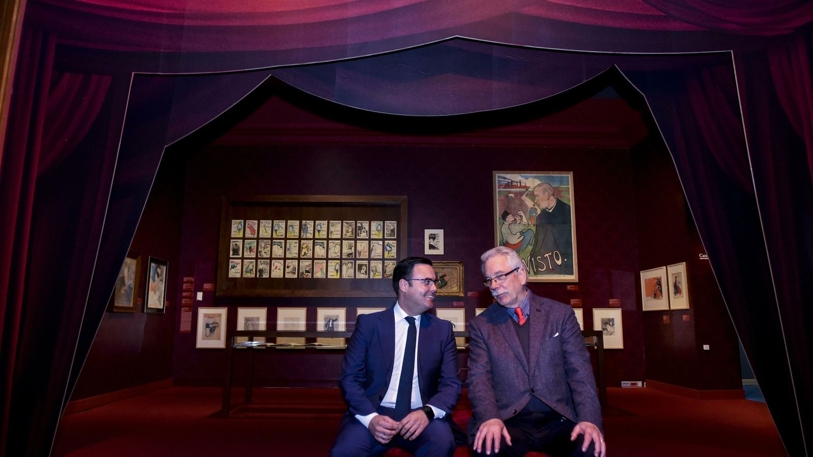 Una de las estancias de la exposición, con llamativa escenografía.