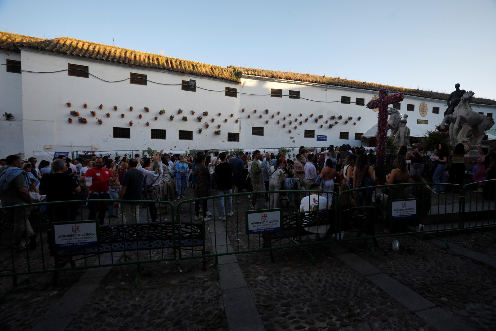 Las mejores fotos de unas Cruces de Córdoba abarrotadas para dar la bienvenida al fin de semana