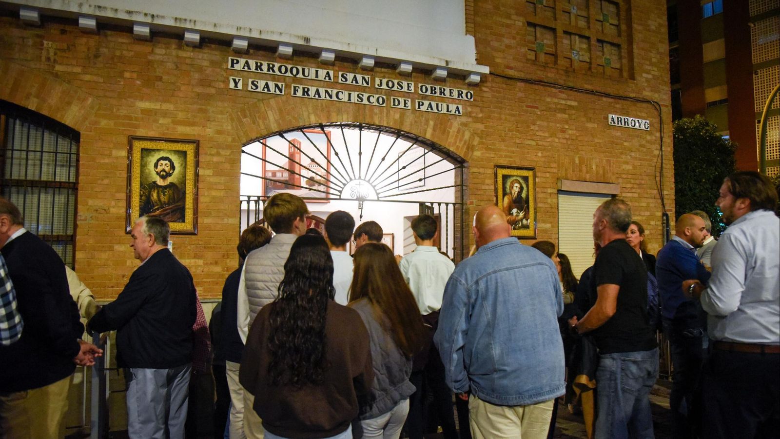 Un grupo de personas concentrada en la puerta del templo, donde ya no se cabía.