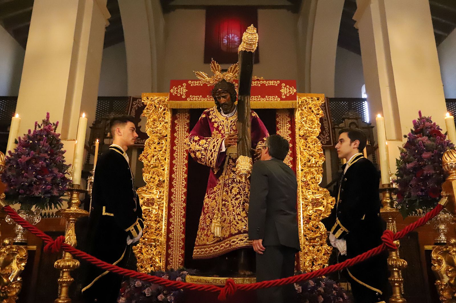 Imágenes de la bendición la la nueva túnica del Señor de Pasión y posterior besamanos