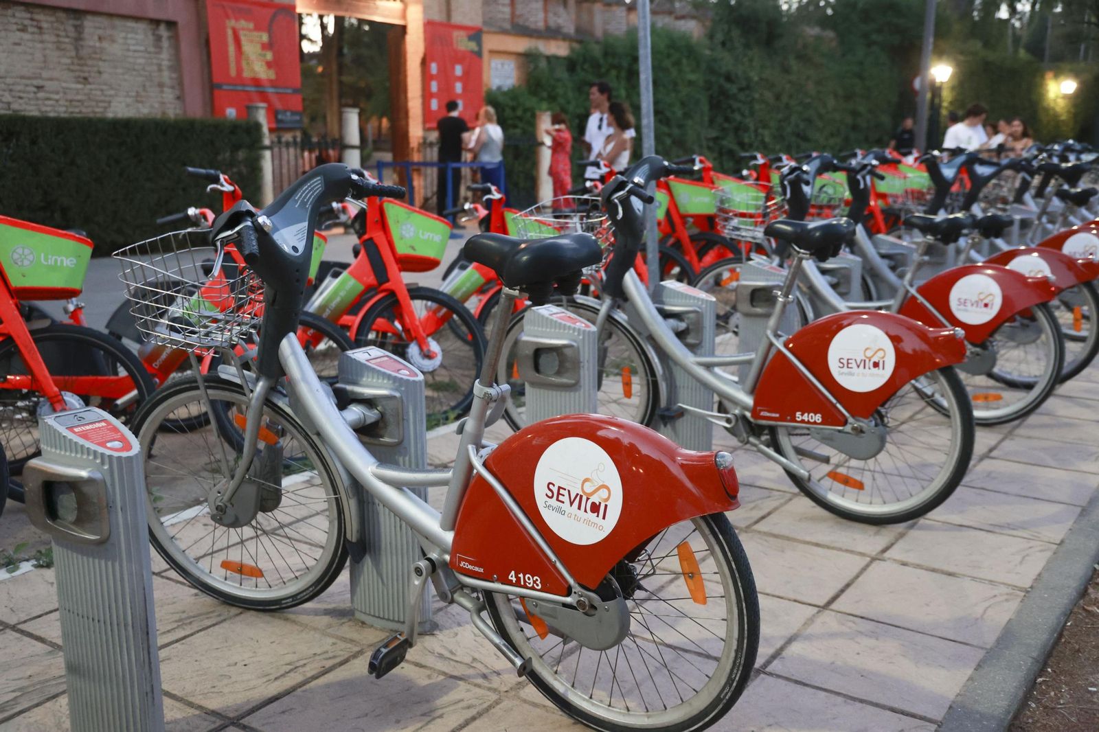 Aparcamiento público de bicis de alquiler de Sevici y de bicis eléctricas de alquiler