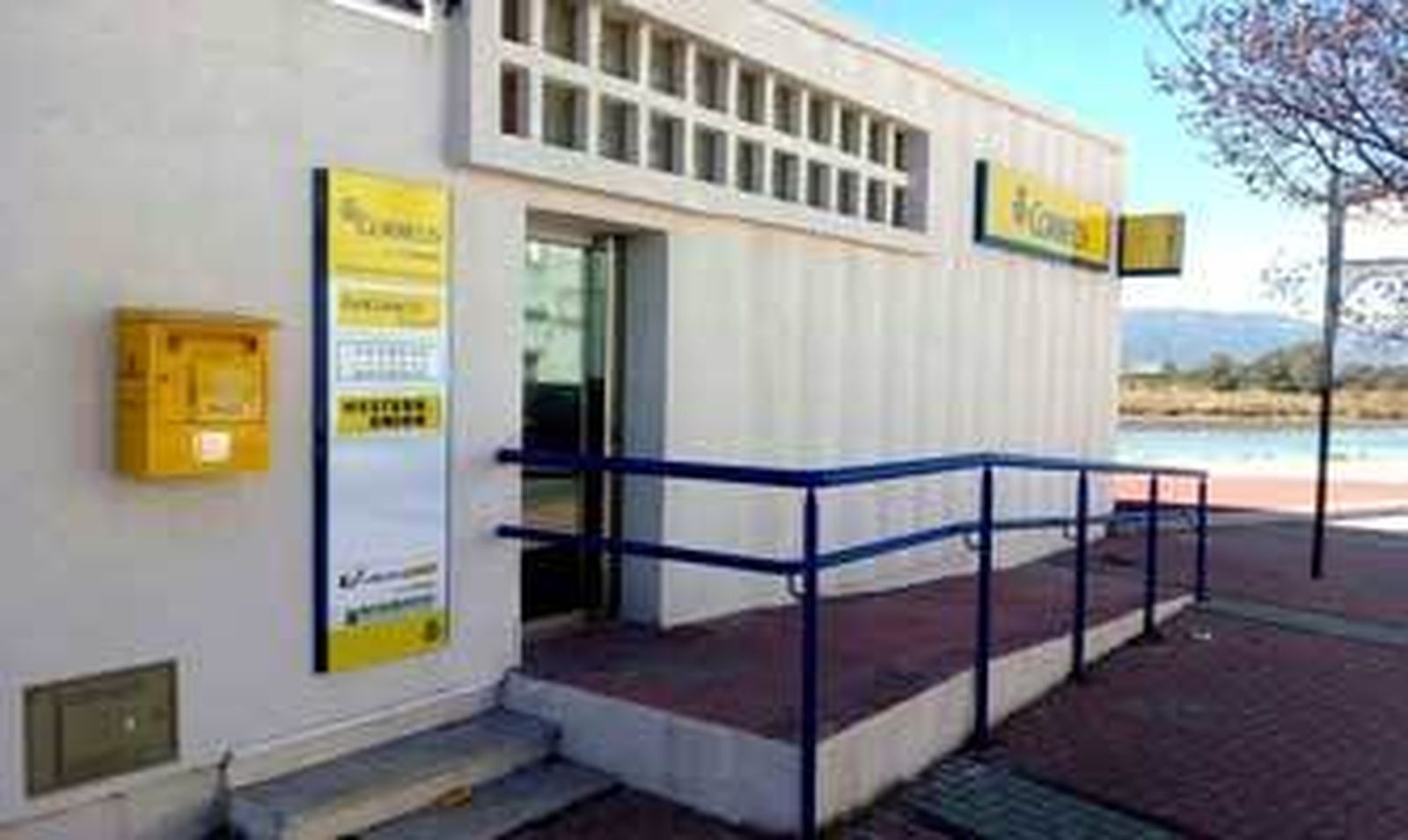 Fachada de la sucursal de Correos en Palmones.