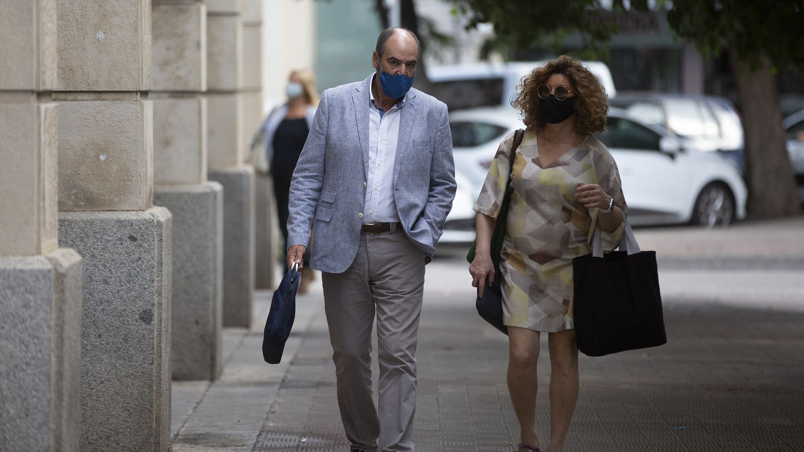 Juan Márquez llega a la Audiencia con su abogada, Inmaculada Torres.