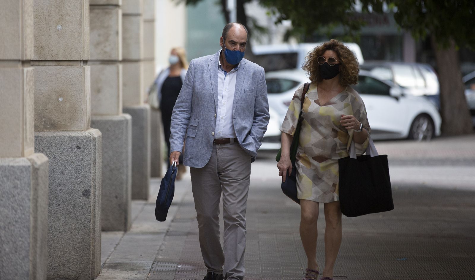 Juan Márquez llega a la Audiencia con su abogada, Inmaculada Torres.