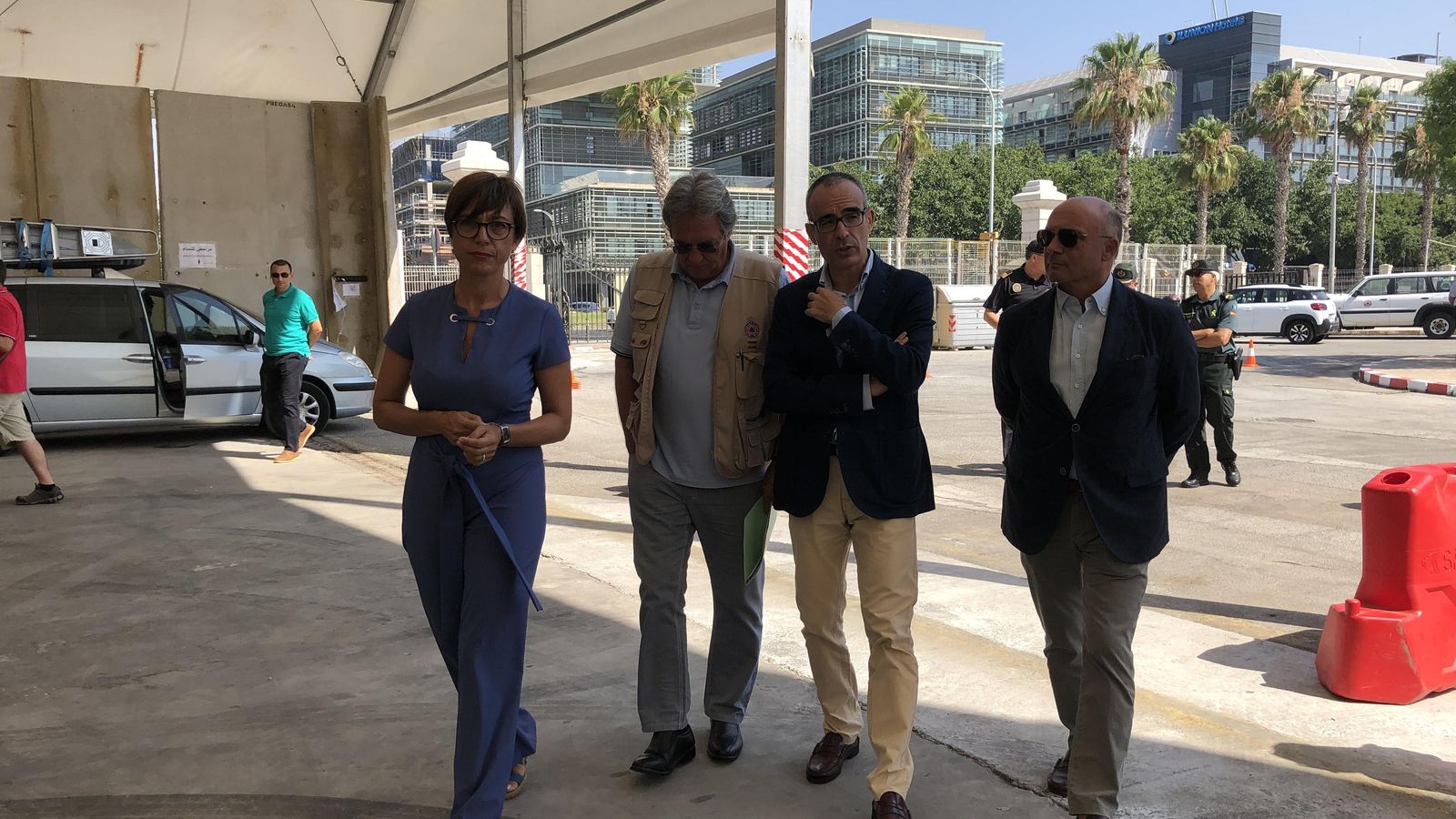 Gámez, en su visita a las instalaciones de la Operación Paso del Estrecho en Málaga.