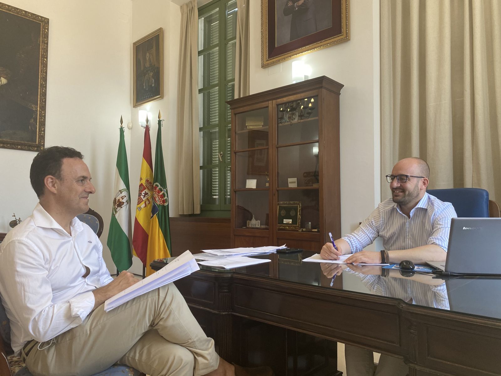El diputado provincial David de la Encina, con el alcalde portuense, Germán Beardo.