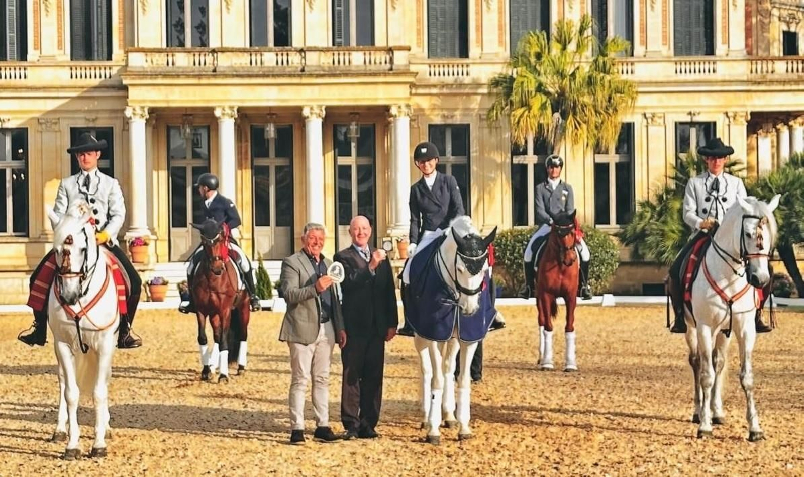 La portuguesa Jeannette Jenny recibe su trofeo tras conquistar el Gran Premio Especial.