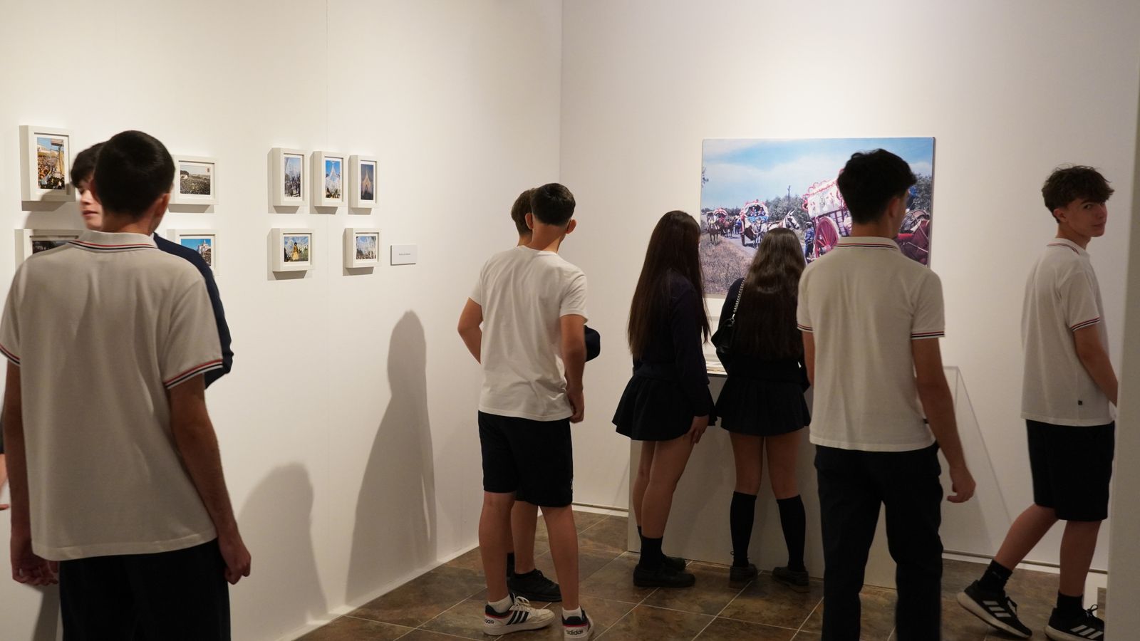 Alumnos del Colegio Molière en la exposición.
