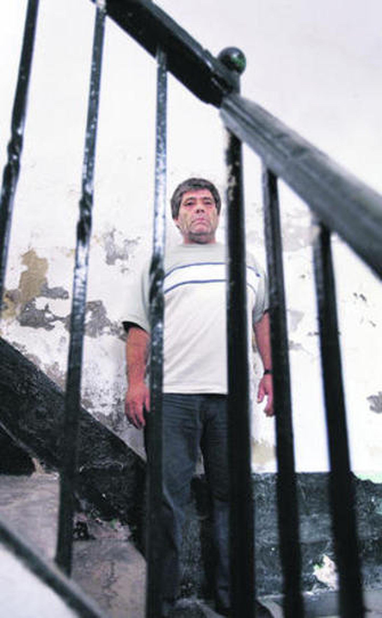 Rafael Ricardi ayer, en las escaleras de su domicilio.