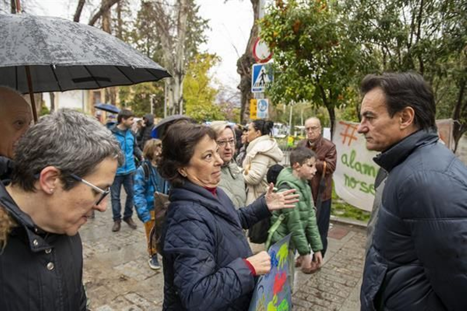 El alcalde atiende las quejas de vecinos y familiares de alumnos contrarios al acceso al centro de Salud por el parque.