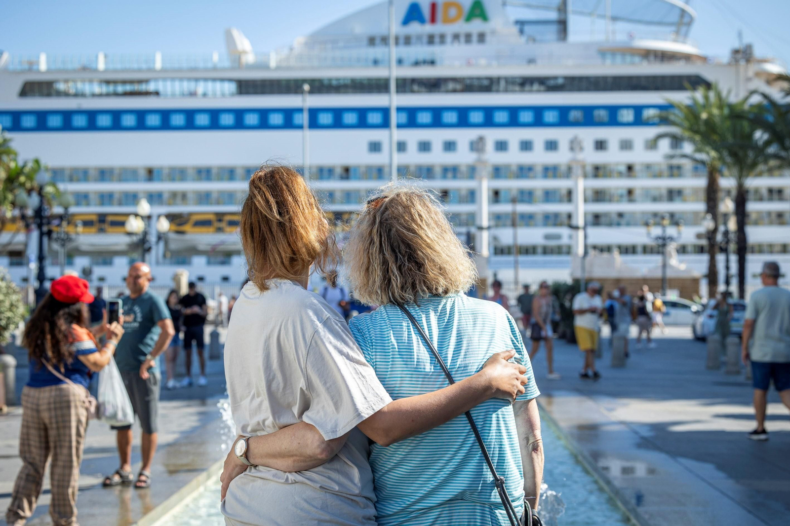 Dos cruceristas observan el buque en el viajan desde la plaza de San Juan de Dios de Cádiz