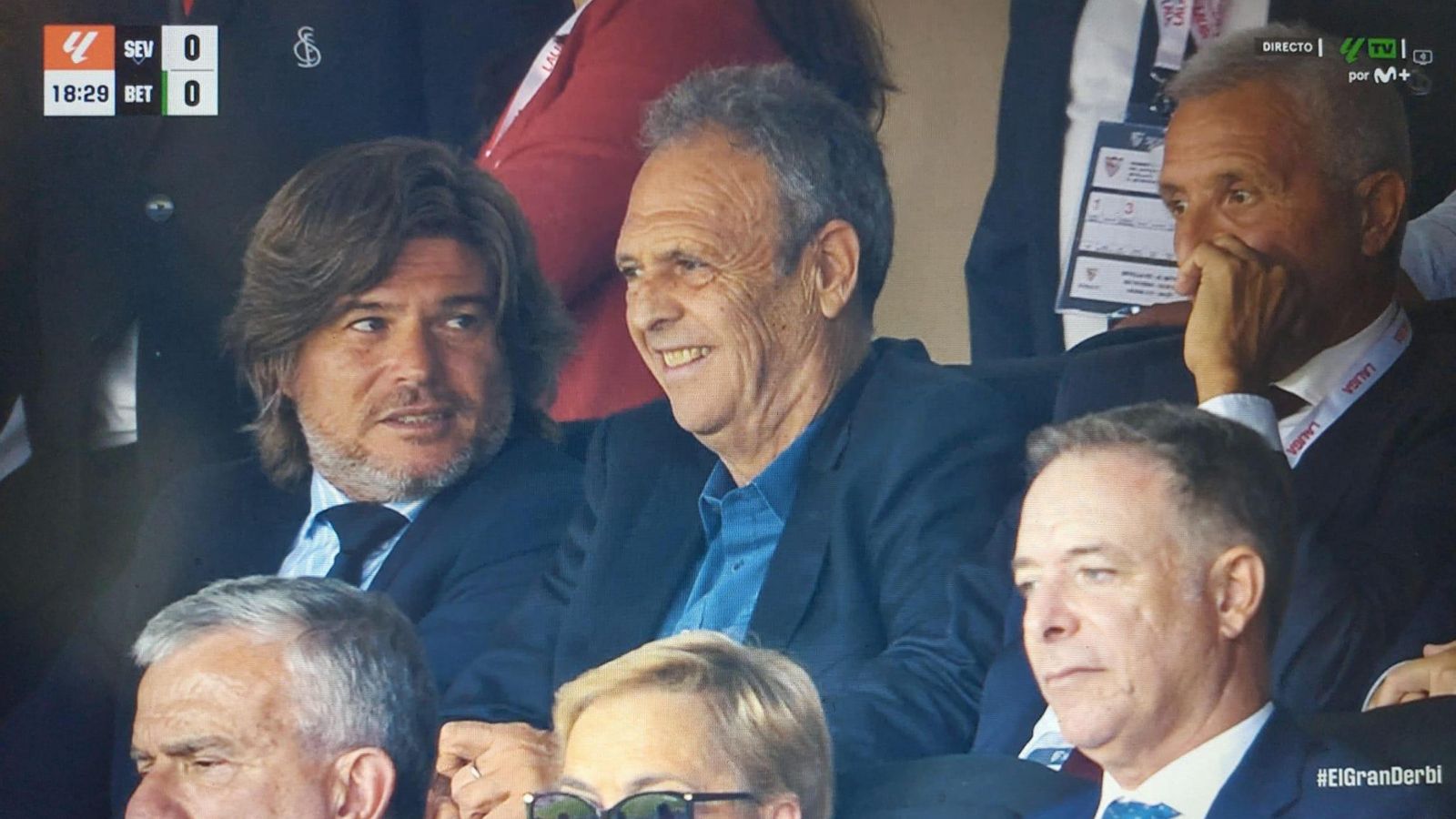 Joaquín Caparrós, en el palco entre Agustín López y Pablo Blanco, responsable de la cantera del Sevilla.