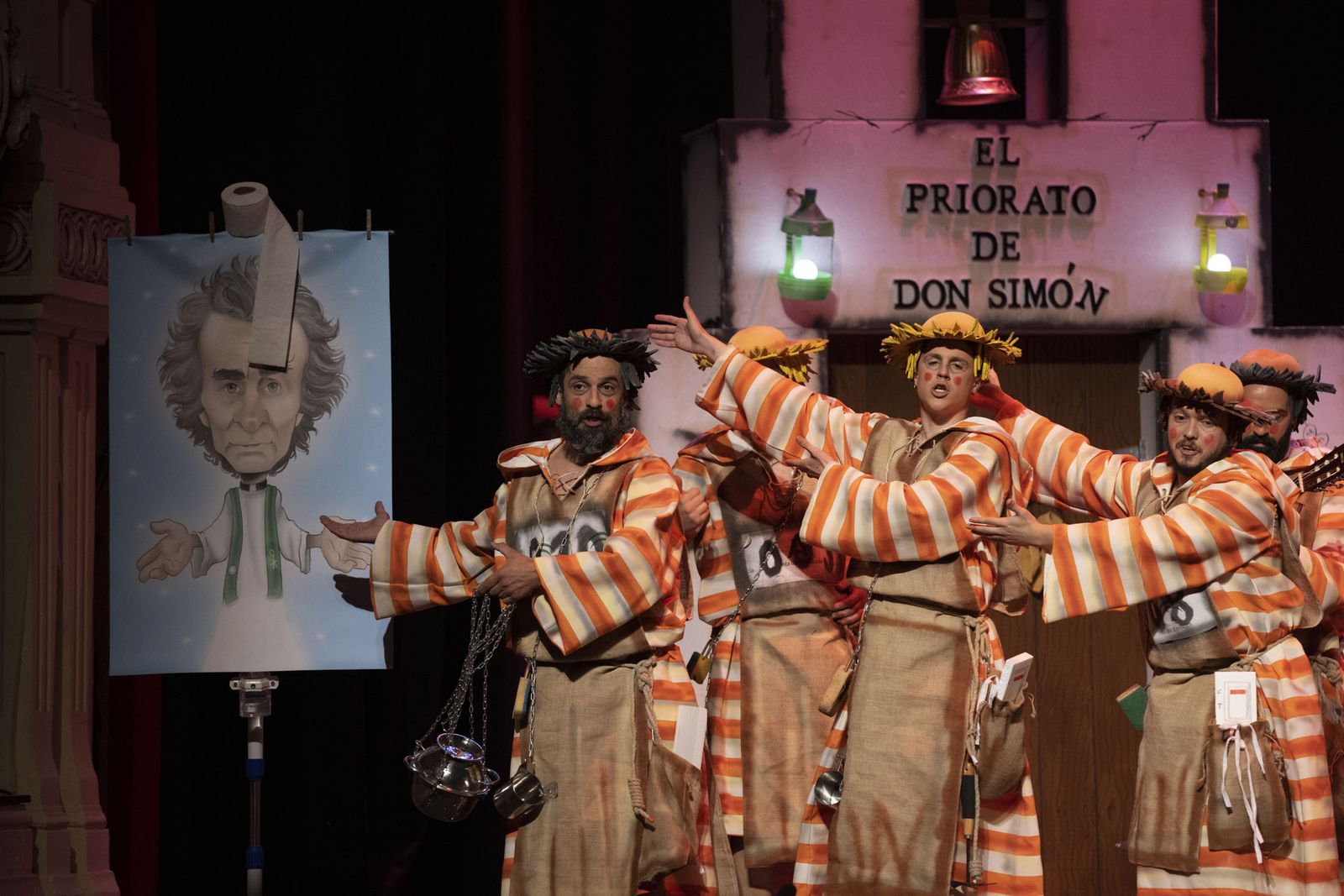 Imágenes de la actuación de la murga de Sanlúcar la Mayor 'El priorato de Don Simón' en el Carnaval Colombino