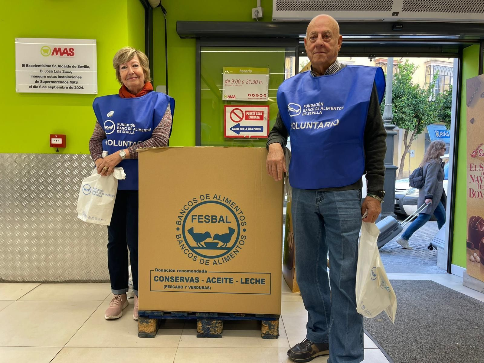 Dos volunetarios del Banco de Alimentos en el supermercado Mas de la calle San Pablo
