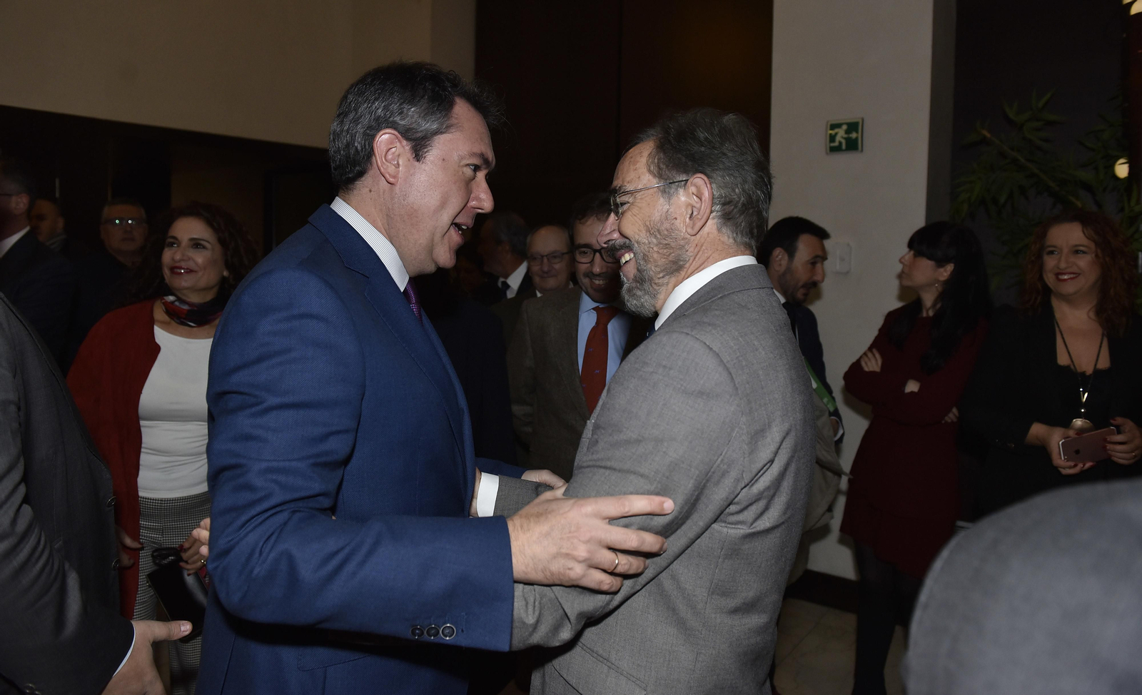 Juan Espadas conversa con Felipe López.