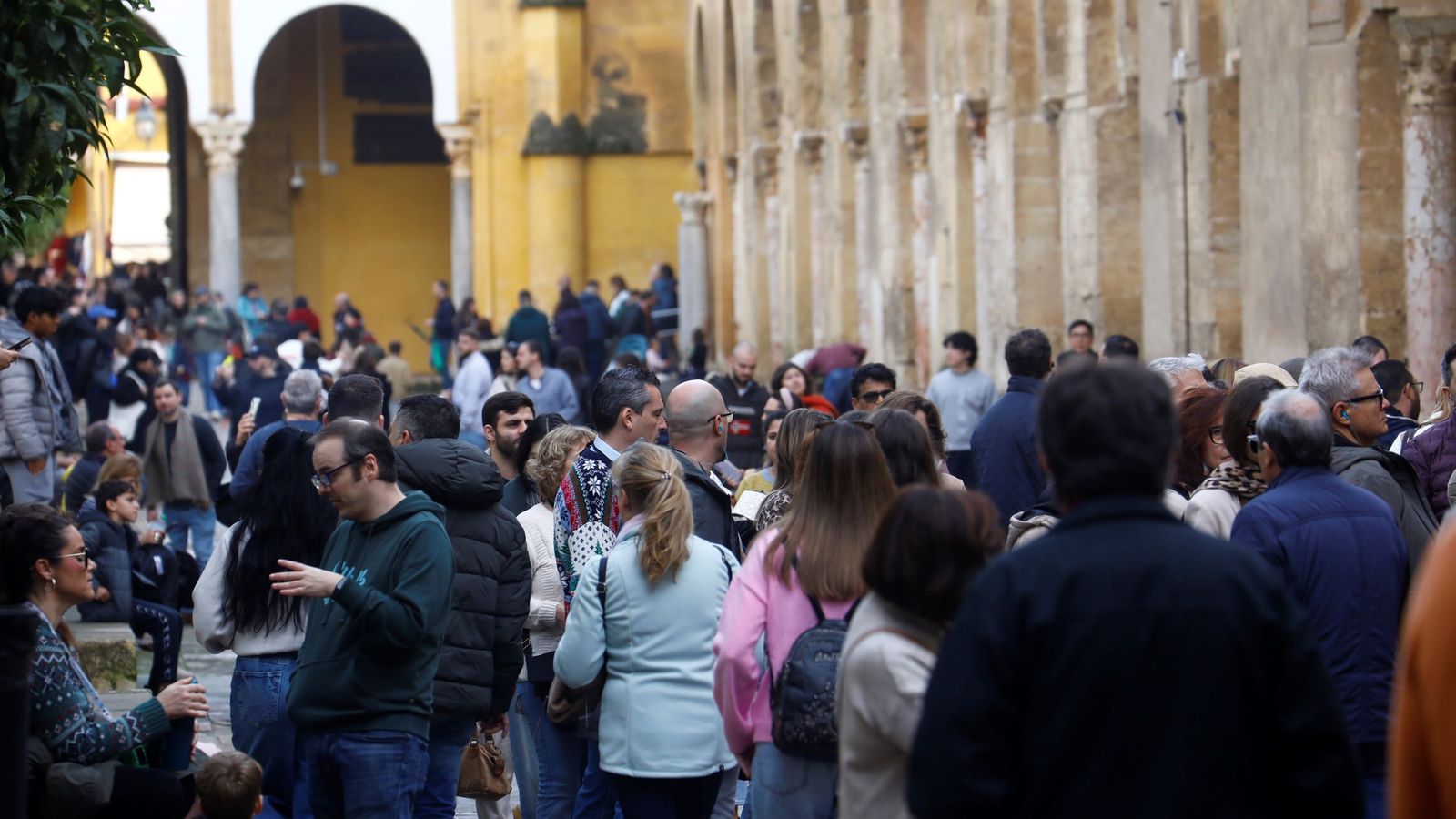 Turistas en el patio de los Naranjos.