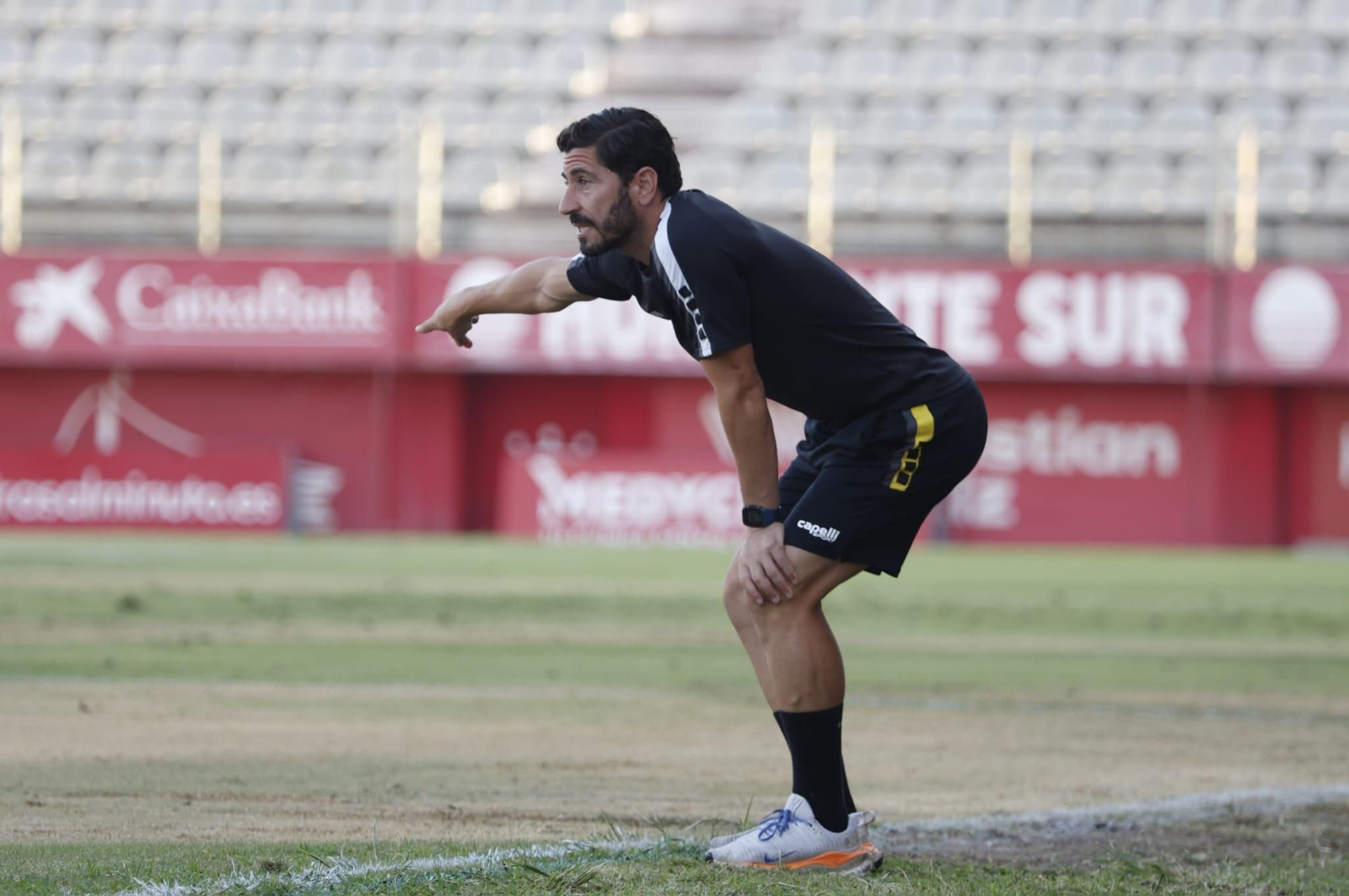 El entrenador Javi Vázquez da instrucciones durante el partido del sábado frente al Xerez DFC
