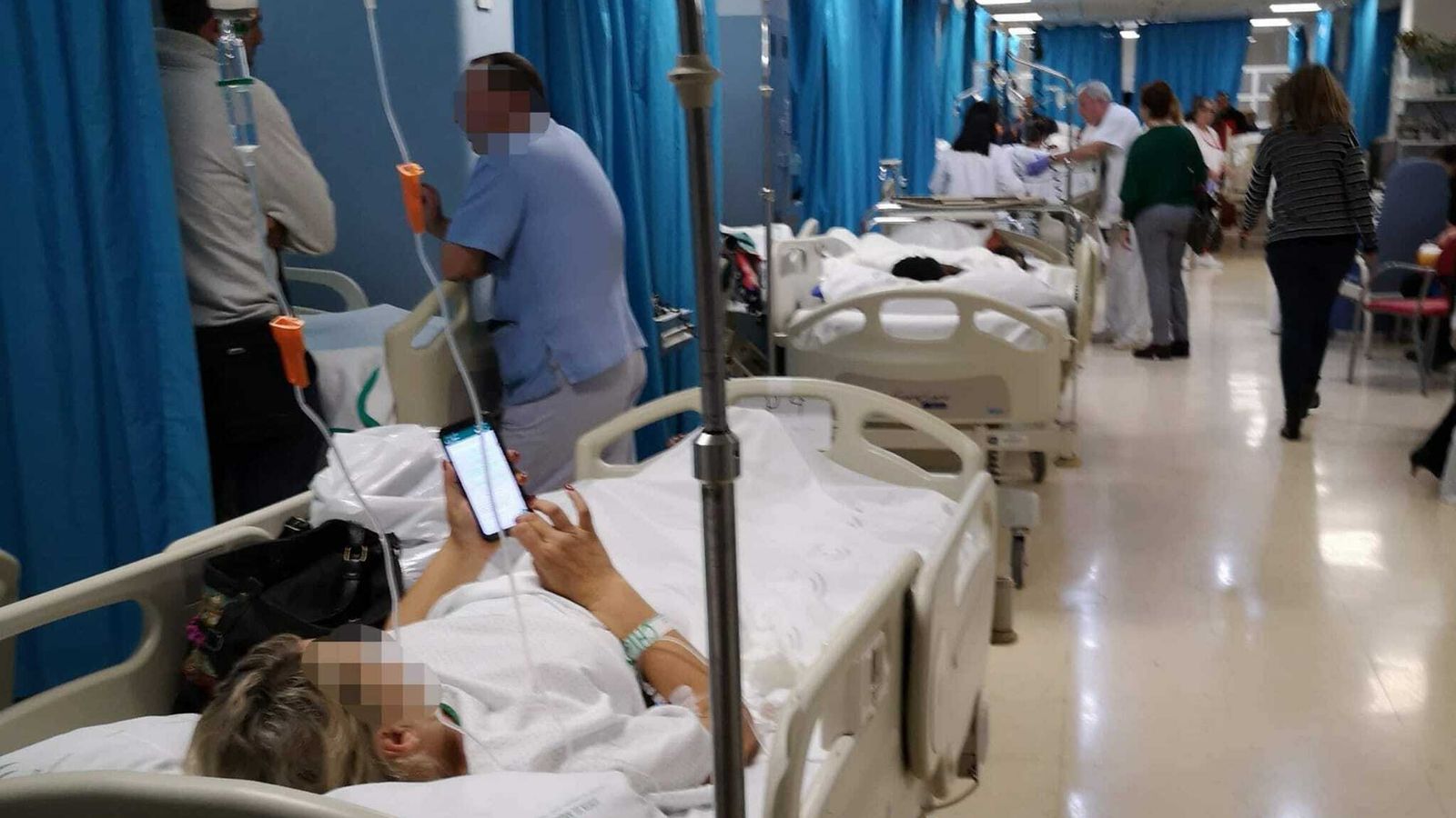 Camas a lo largo del pasillo.