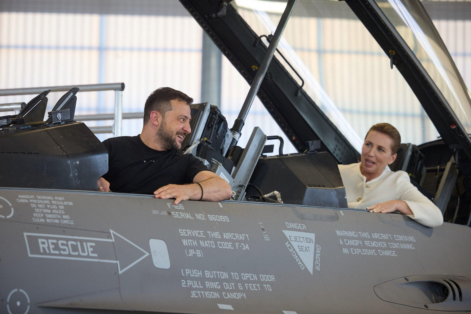 Volodimir Zelenski y Mette Frederiksen en un caza F-16.