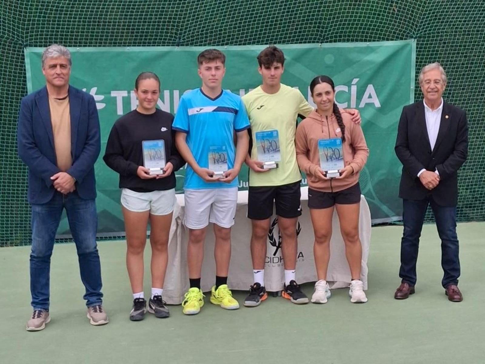 Ainara Fernández, segunda por la derecha, junto a los finalistas masculinos y su rival en la final Paula Navarro.